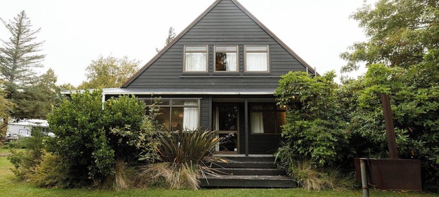 Large Group Lodge in Ohakune Sleeps 18 Roaring Fire Next to Carrot Park