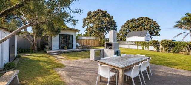Le Belle on Blake by Waiheke Pure, sunny, flat and just steps away from the beach.