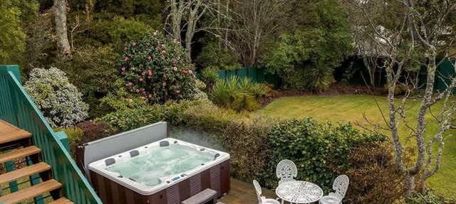 Leo's Place - Hot Tub, Ride to Redwoods, Sleeps 9