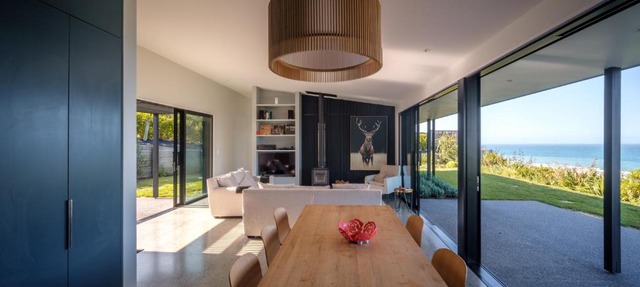 Lightning Ridge Views - Waimarama Holiday Home
