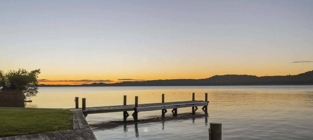 Lion House - Lakefront Spa, Private Beach & Jetty