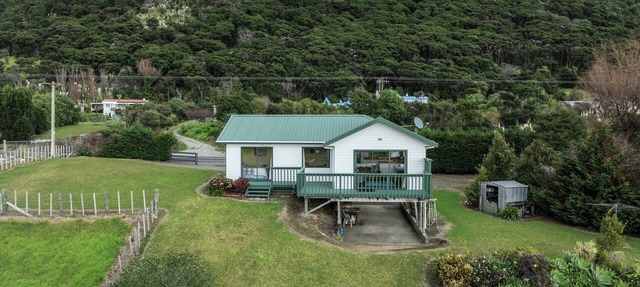 Little Kowhai - Te Kaha Holiday Home