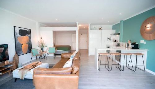 Location Location! Harbourside Apartment with Parking