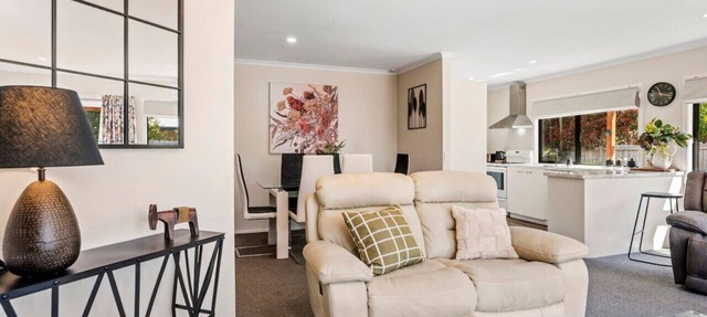 Logan House | Stylish Family Retreat w/BBQ, Garage & Comfort