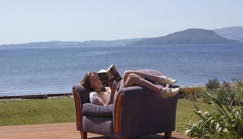 Lounge to Lake Rotorua