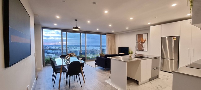Luxe Apt w Harbour-Sunset Views -Parking