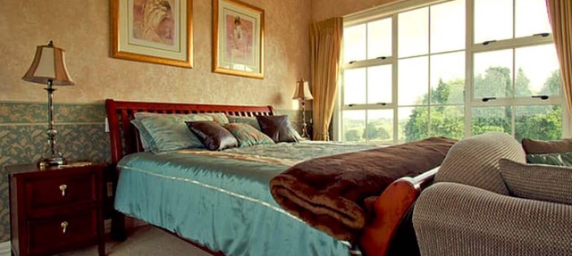 Luxurious Getaway with Private Balcony near Hamilton Gardens, North Island
