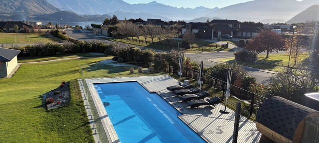 Luxurious home with stunning lake views in Penrith Park