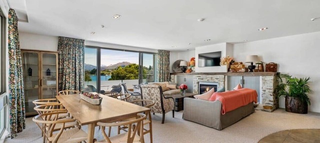 Luxurious Lakefront Apt w/Stunning Views