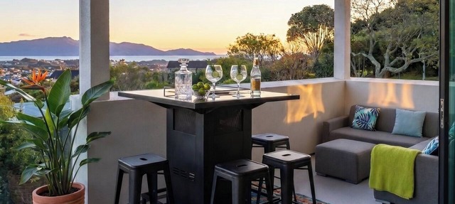 Luxury Hilltop Retreat: Hot Tub & Panoramic Views