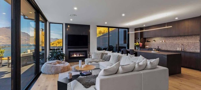 Luxury on Lynch Lane | BBQ, Hot Tub, Free Parking, AC