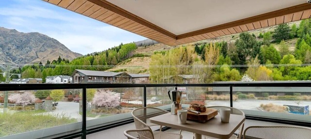 Luxury Queenstown Apartment with Mountain Views