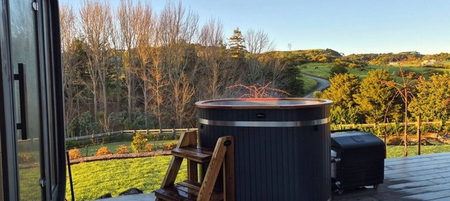 Luxury Suite - sauna, plunge pool, outdoor kit/fireplace, spa inspired bathroom