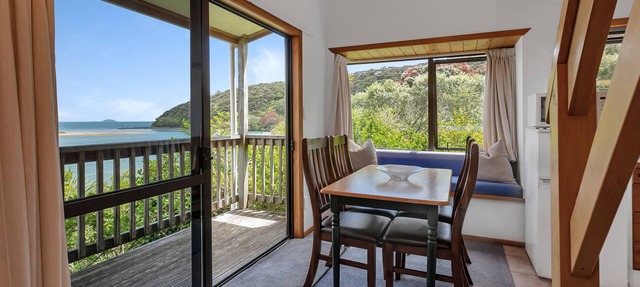 Macrocarpa Cottage - Cable Bay Holiday Home