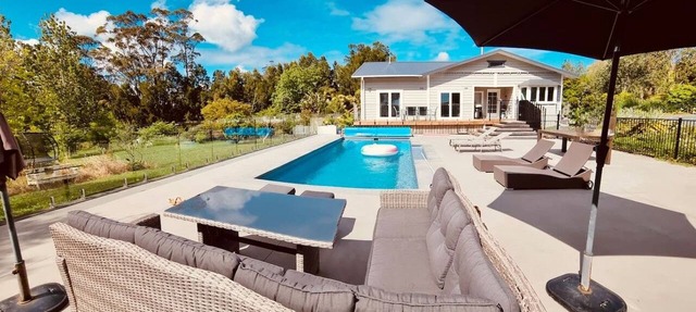 Mangawhai Villa, Poolside Days & Starry Spa Nights