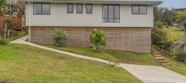 Manuka Lodge - Tairua Holiday Home