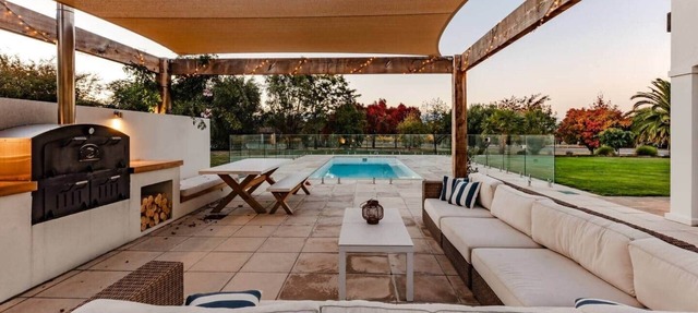 Marlborough Estate: Pool, Spa, Tennis & Pizza Oven