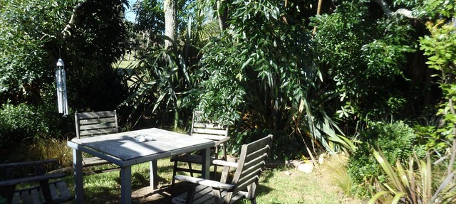 MATARANGI BACH Cosy 2 bedroom bach in a lush garden setting