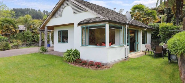 Millar's Hideaway - Lake Views, Walk to Beach