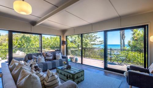 Moana Beach House - Absolute beachfront in Onetangi
