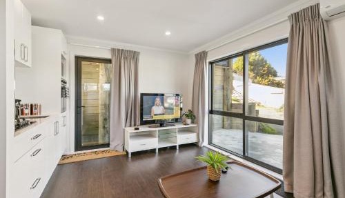Modern 1 Bed Smart Flat in Upper Hutt with Full Kitchen, Parking - 5 minutes to Brewtown