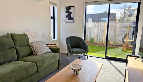 Modern 1BR Townhouse with Private Courtyard