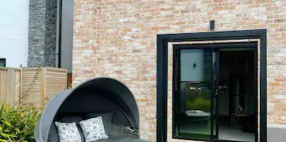 Modern 2 bedroom by Hagley Park