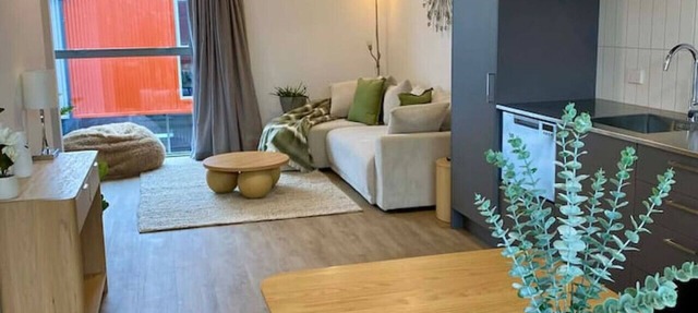 Modern 3-Level Stay: Free Parking & Close to Shops