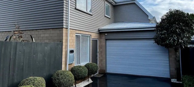 Modern 4 bedroom home with spa pool & courtyard