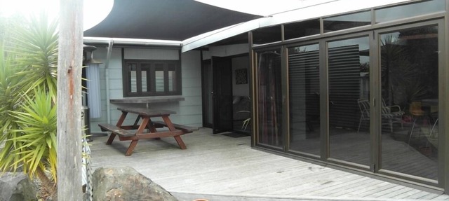 Modern beach-fringe bach. Ideal for family groups