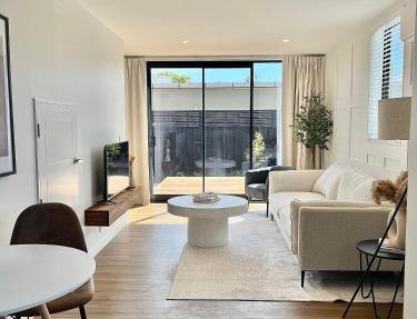 Modern City Townhouse & Gated Car Park
