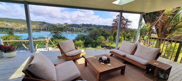 Modern coastal family retreat, 5 mins drive to local beaches