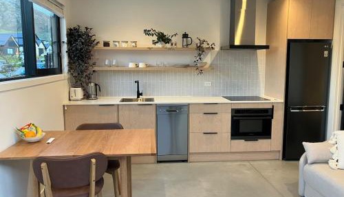 Modern, Cosy Apartment in Peaceful Area with Mountain Views