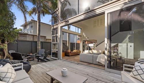 Modern Home Central Mount