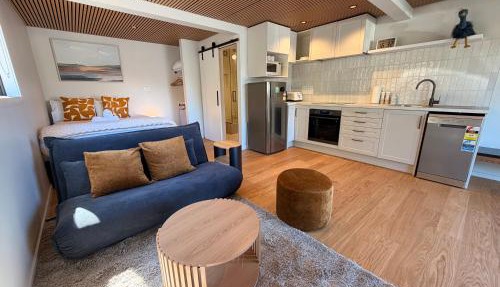 Modern Timber Retreat - 2 mins drive to Town
