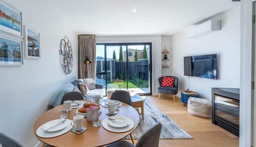 Modern Warm & Cosy Townhouse - 5 min to Wānaka