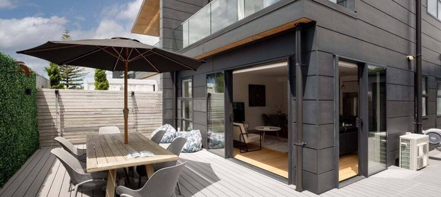 Morning Tide Retreat - Luxury Coastal Family Escape with Ocean-View Balcony, Alfresco Dining & Prime Papamoa Location