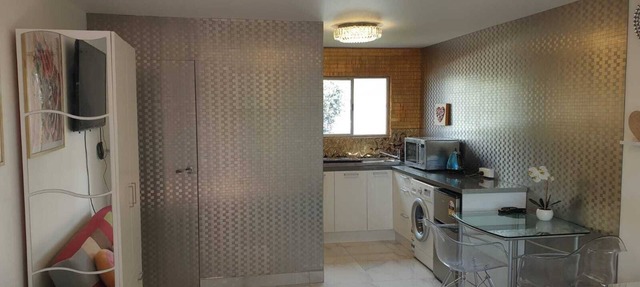 Mount Albert Apartment