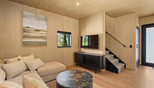 Mountain View Villa - Central, Parking & Views!