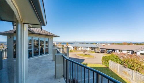 Nature Vistas - Lake Taupo Holiday Home