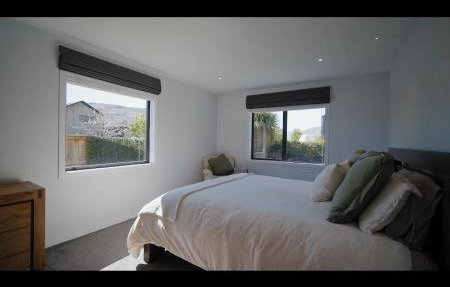 Near new 4 bed 2 bath house in Hanleys Farm, Queenstown
