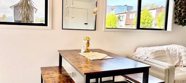 Near Stadium and railway station 3 beds 1 bath townhouse with Car Park onsite