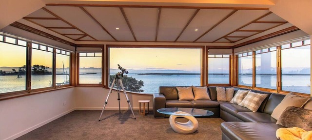 Nelson Harbour Light Waterfront Apartment