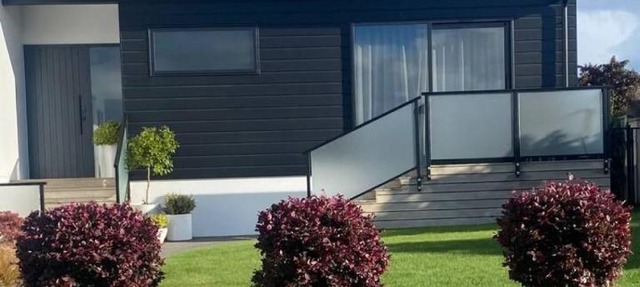 New, luxurious and a short stroll to the lake