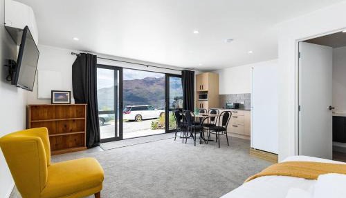 Newly Built Spacious Studio - Lake View
