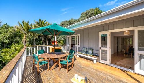 Nikau Cottage - Palm Beach Holiday Home