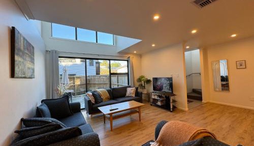 NO PARTY ALLOWED, Entire Brand New 3 bedroom townhouse, free unlimited fibre wifi and free parking