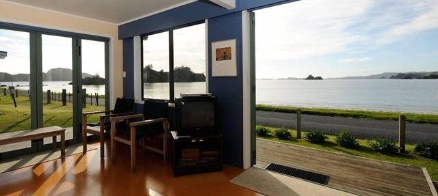 Oakura beachfront, summer Kayaks & Paddleboard, Wifi, Gas fire pit