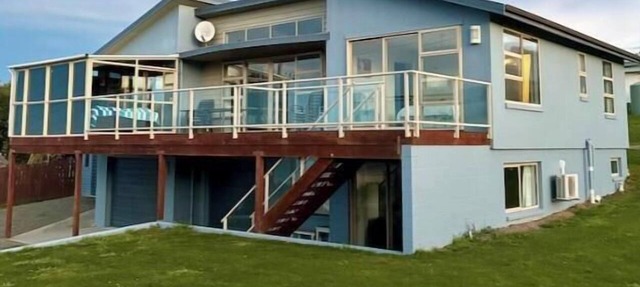 Ocean View on Semple, Your Coastal Haven Retreat. Relax in seaside charm!