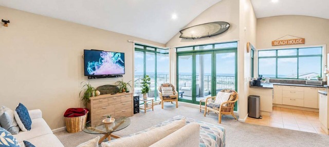 Ocean Views | 3BR Redcliffs Coastal Stay | Parking